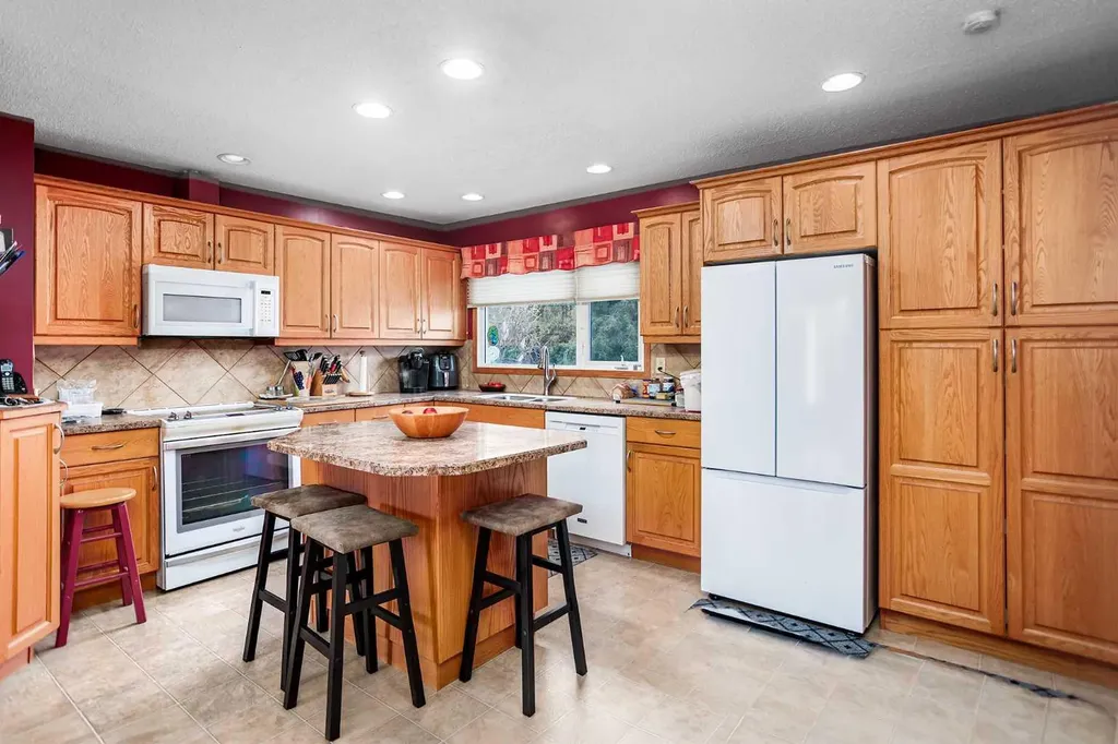 70 Nootka Road Leduc AB T9E 4J6