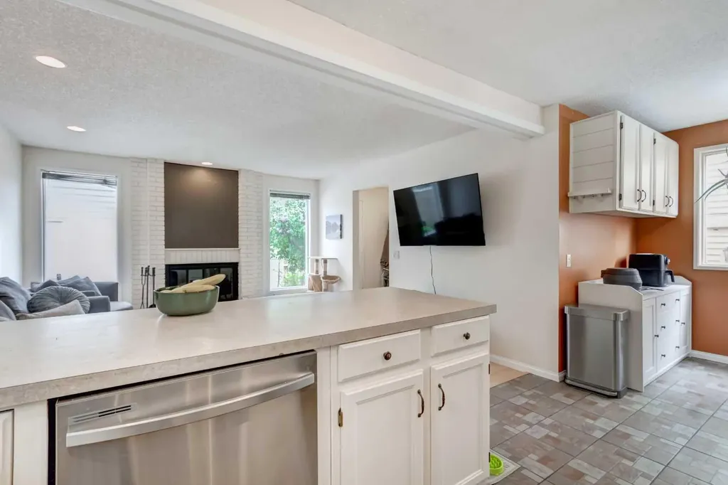 20 Strathearn Rise SW Calgary AB T3H 1R6
