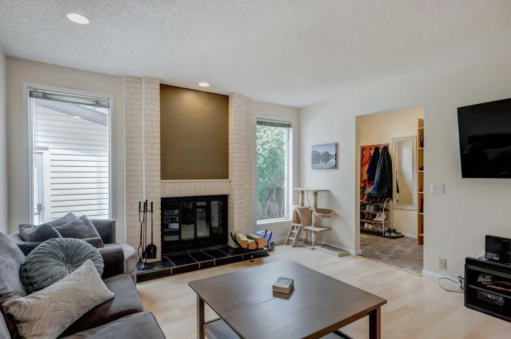 20 Strathearn Rise SW Calgary AB T3H 1R6