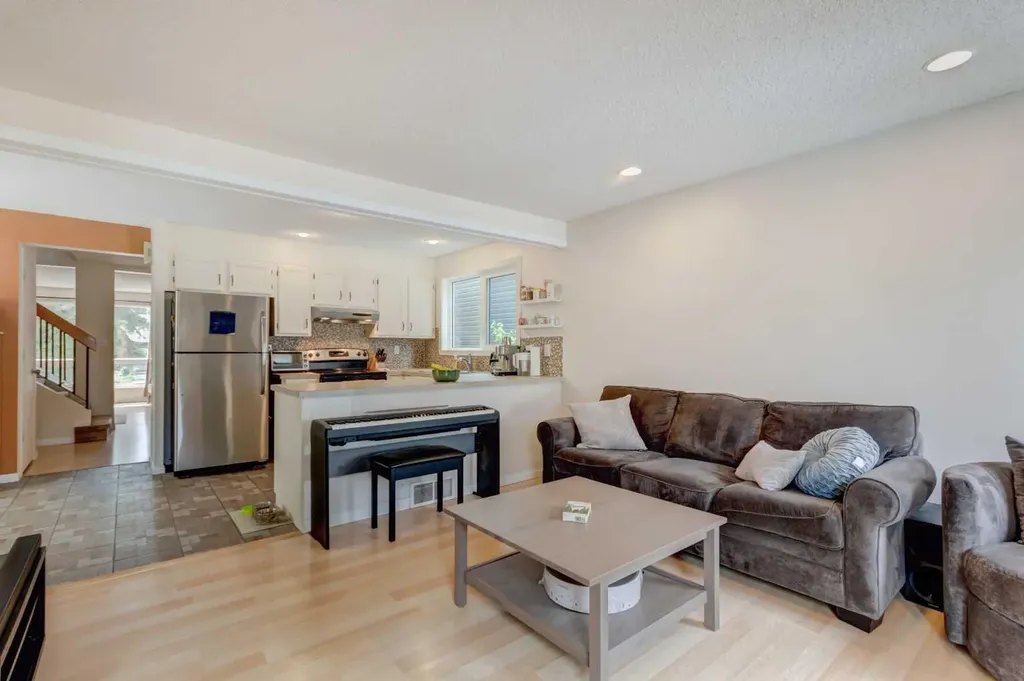 20 Strathearn Rise SW Calgary AB T3H 1R6