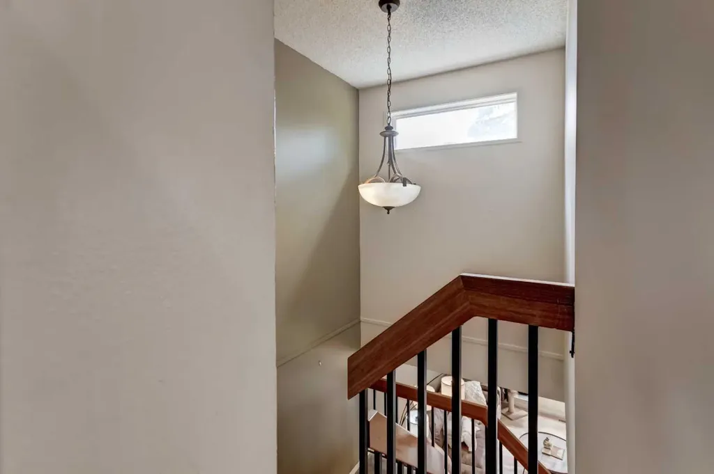 20 Strathearn Rise SW Calgary AB T3H 1R6