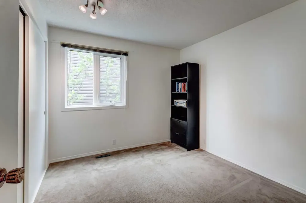 20 Strathearn Rise SW Calgary AB T3H 1R6