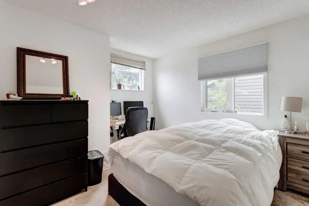 20 Strathearn Rise SW Calgary AB T3H 1R6