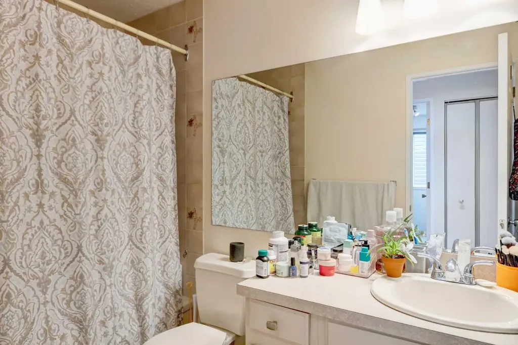 20 Strathearn Rise SW Calgary AB T3H 1R6