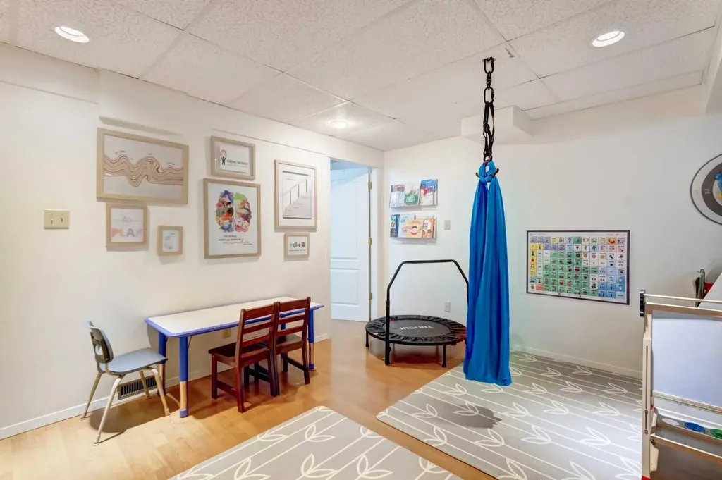 20 Strathearn Rise SW Calgary AB T3H 1R6