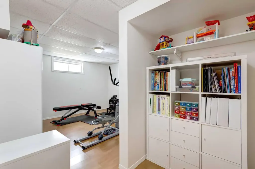 20 Strathearn Rise SW Calgary AB T3H 1R6