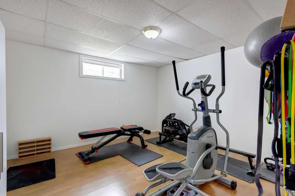20 Strathearn Rise SW Calgary AB T3H 1R6