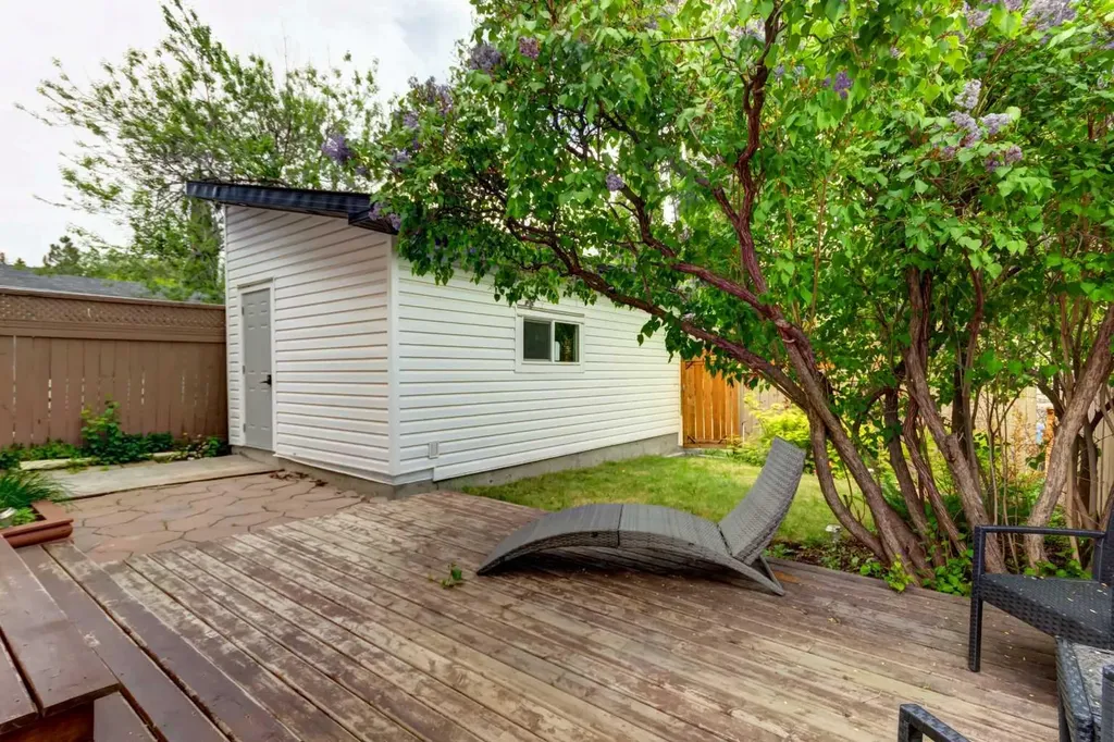 20 Strathearn Rise SW Calgary AB T3H 1R6