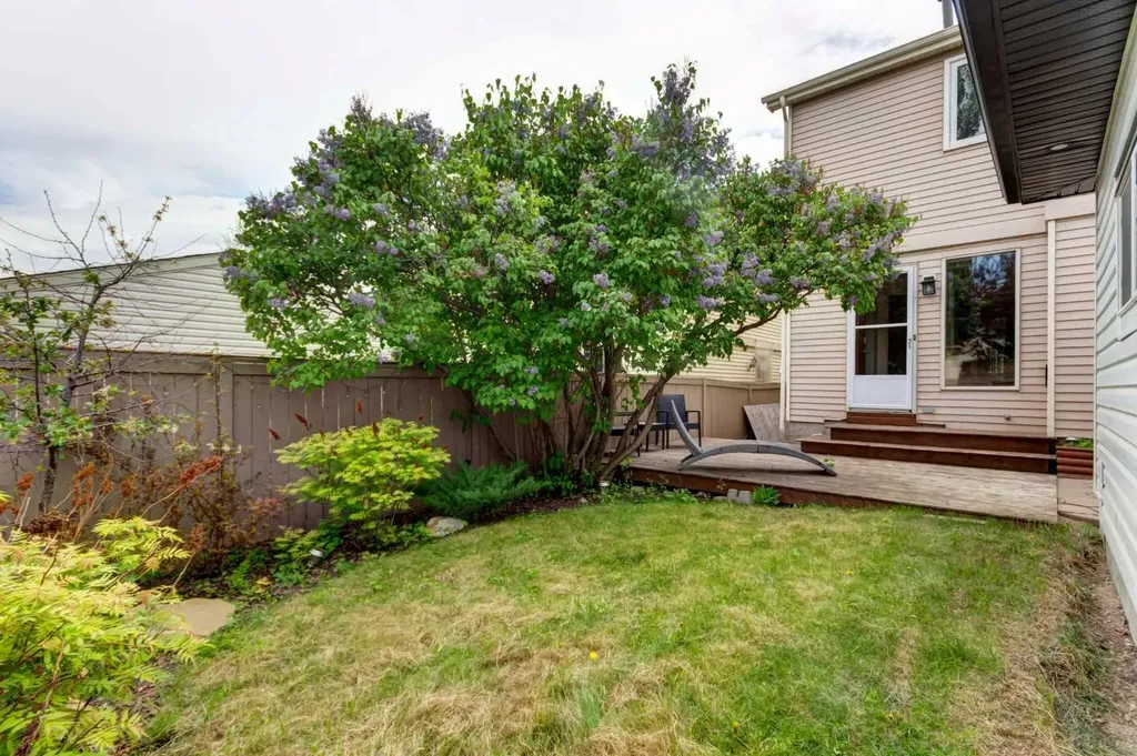 20 Strathearn Rise SW Calgary AB T3H 1R6