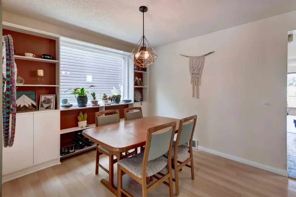 20 Strathearn Rise SW Calgary AB T3H 1R6