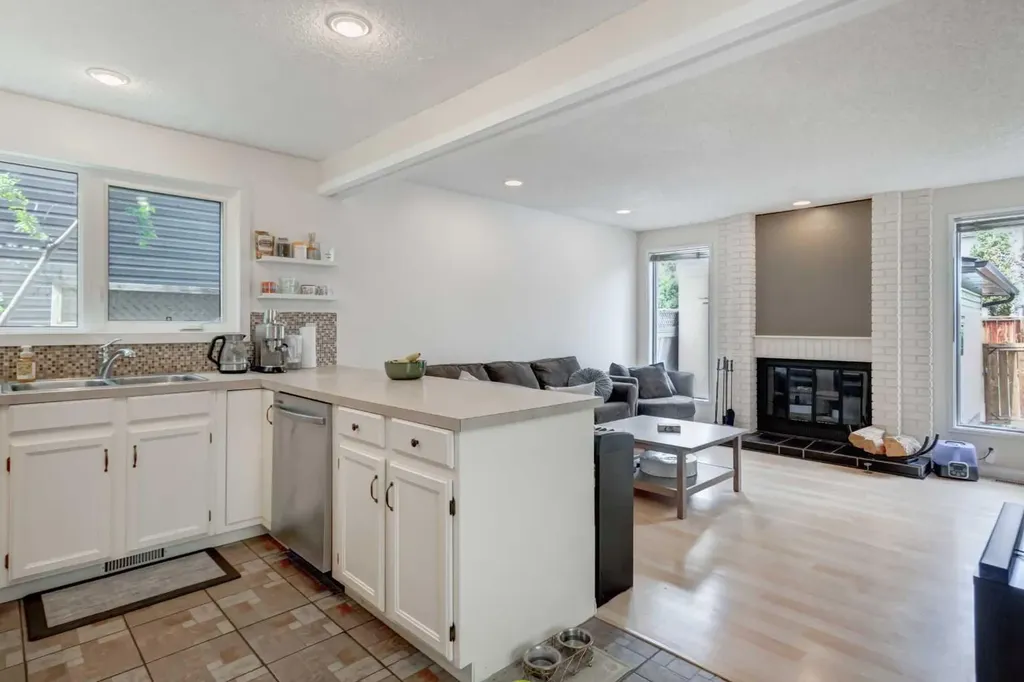 20 Strathearn Rise SW Calgary AB T3H 1R6
