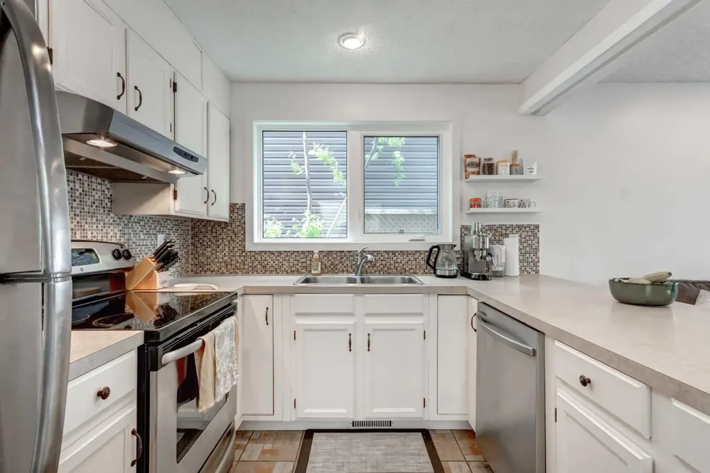 20 Strathearn Rise SW Calgary AB T3H 1R6