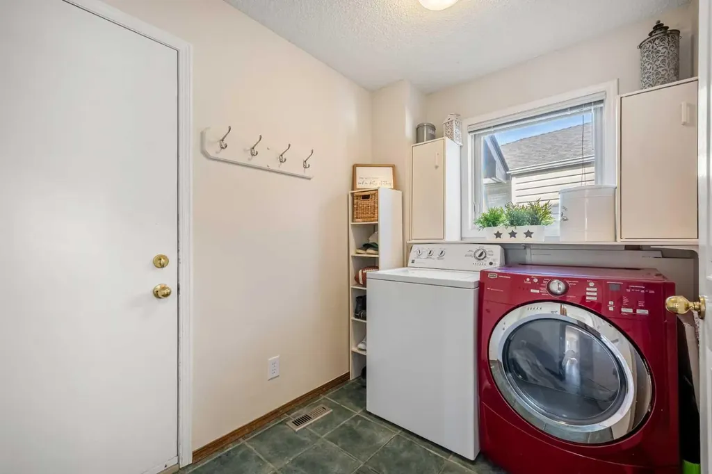 268 Douglas Woods Drive SE Calgary AB T2Z 2E9