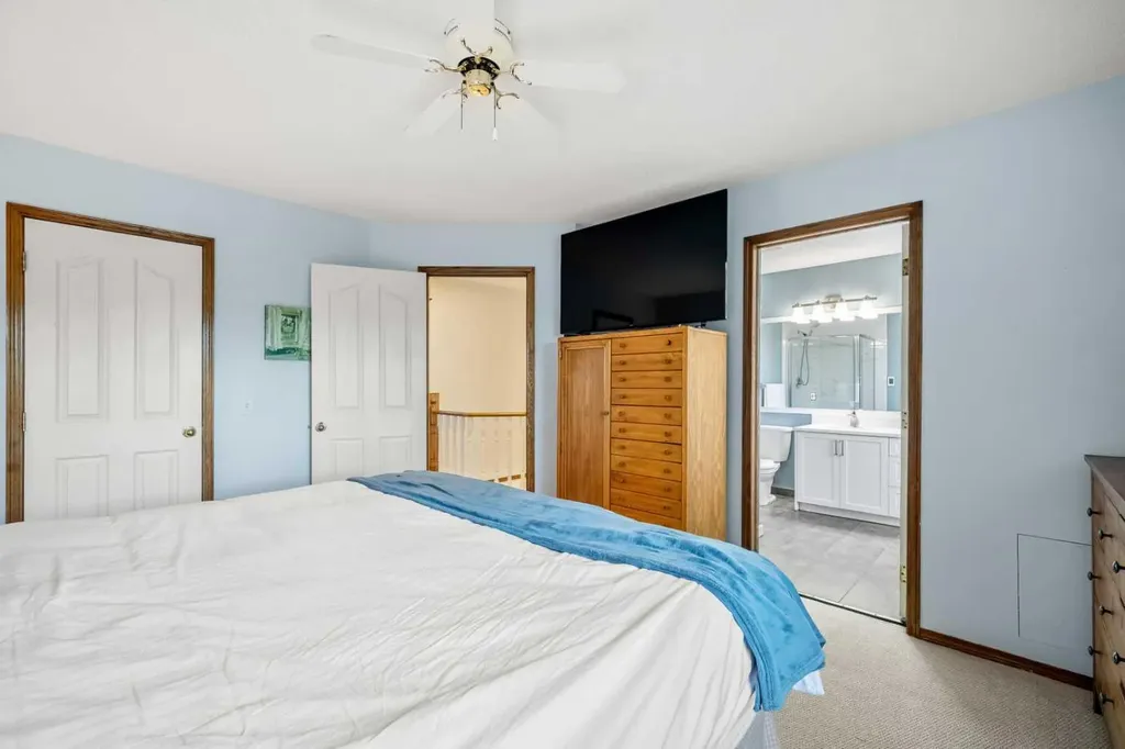 268 Douglas Woods Drive SE Calgary AB T2Z 2E9