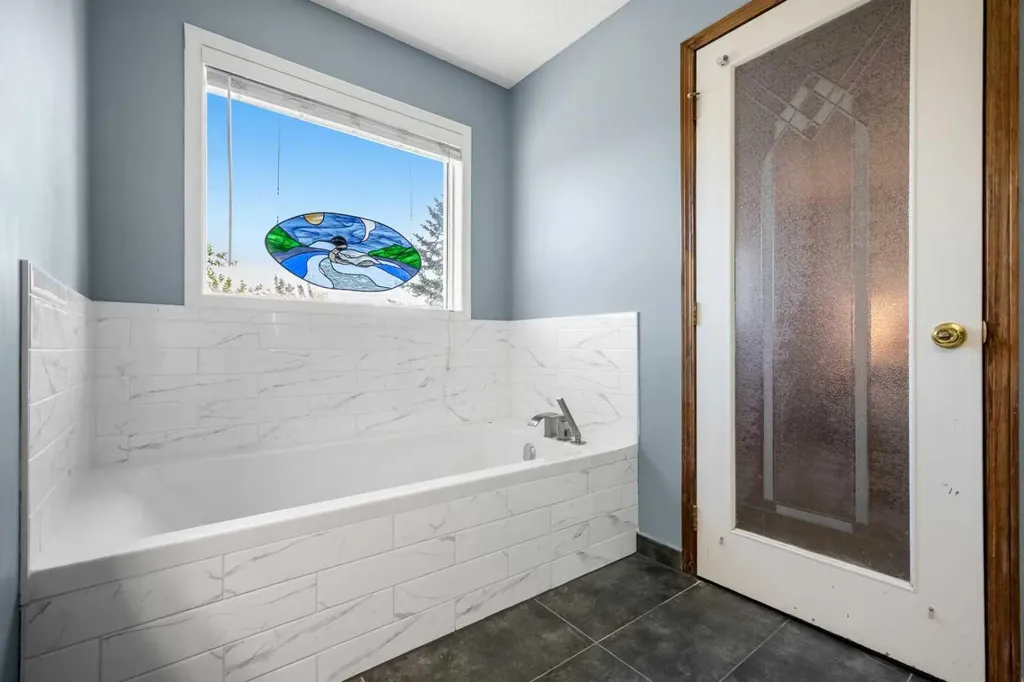 268 Douglas Woods Drive SE Calgary AB T2Z 2E9