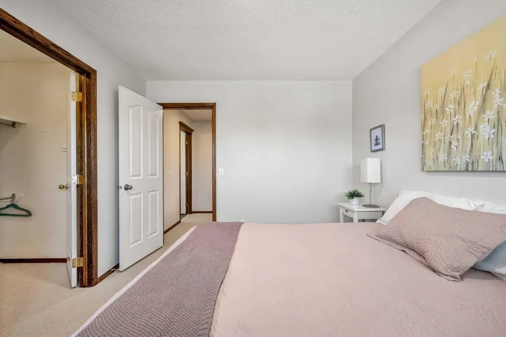 268 Douglas Woods Drive SE Calgary AB T2Z 2E9