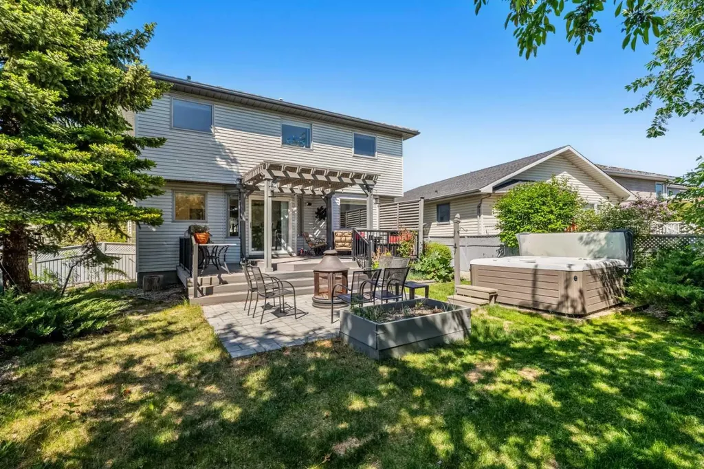 268 Douglas Woods Drive SE Calgary AB T2Z 2E9