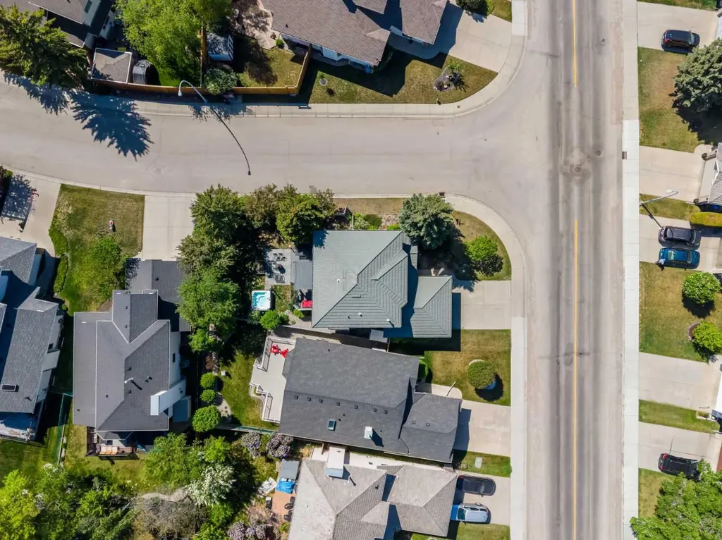 268 Douglas Woods Drive SE Calgary AB T2Z 2E9