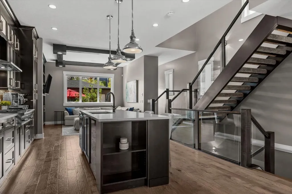 449 28 Avenue NW Calgary AB T2M 2K7