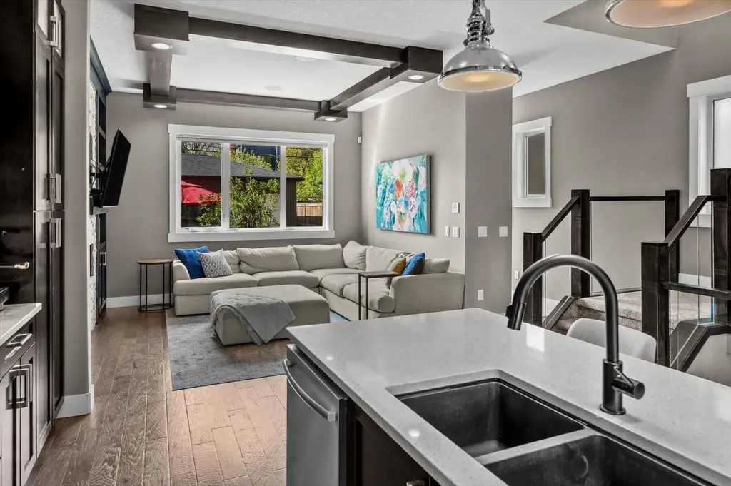 449 28 Avenue NW Calgary AB T2M 2K7