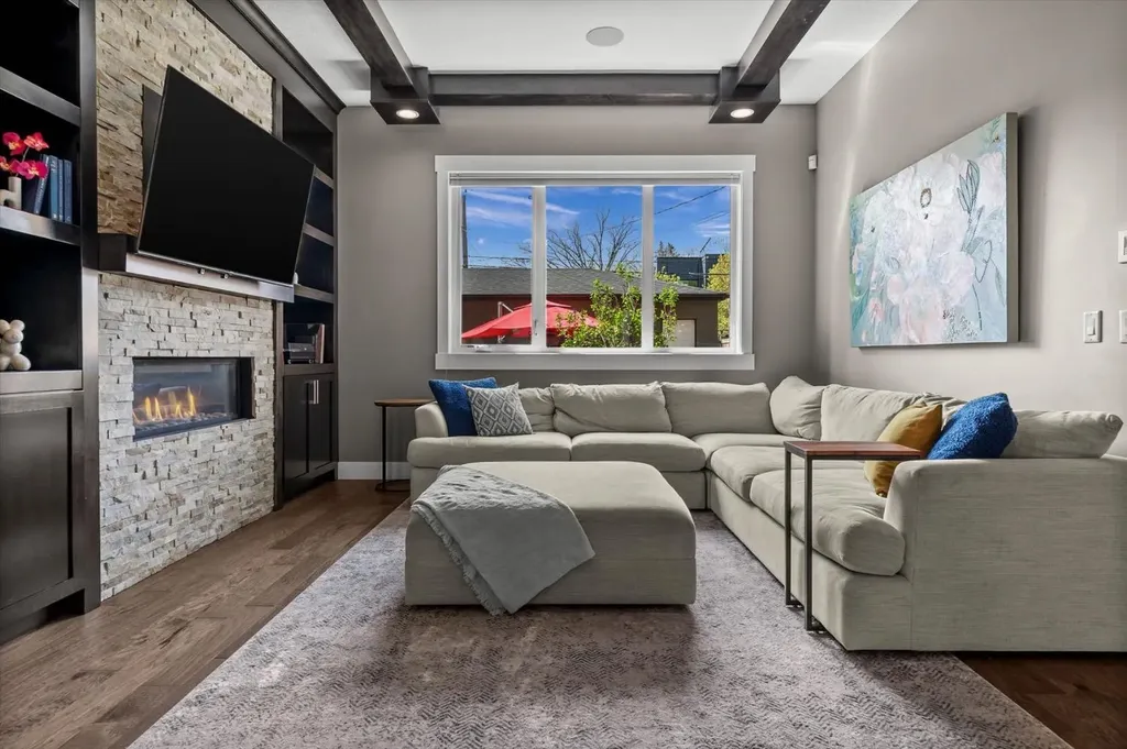449 28 Avenue NW Calgary AB T2M 2K7