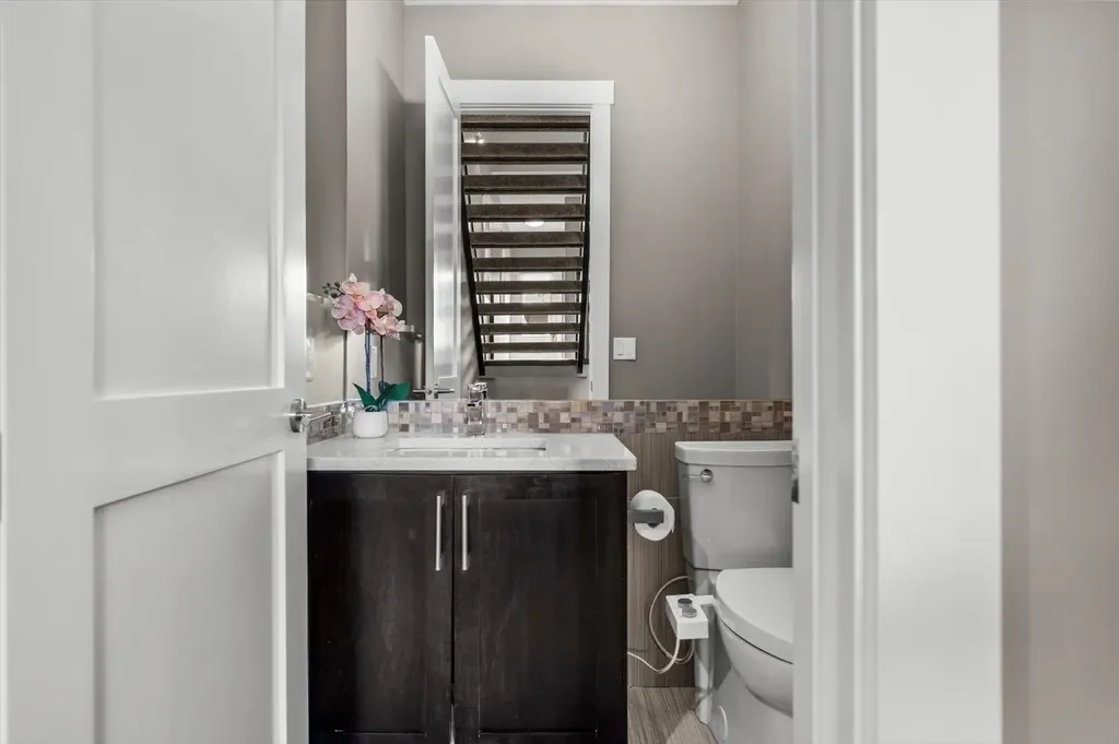 449 28 Avenue NW Calgary AB T2M 2K7