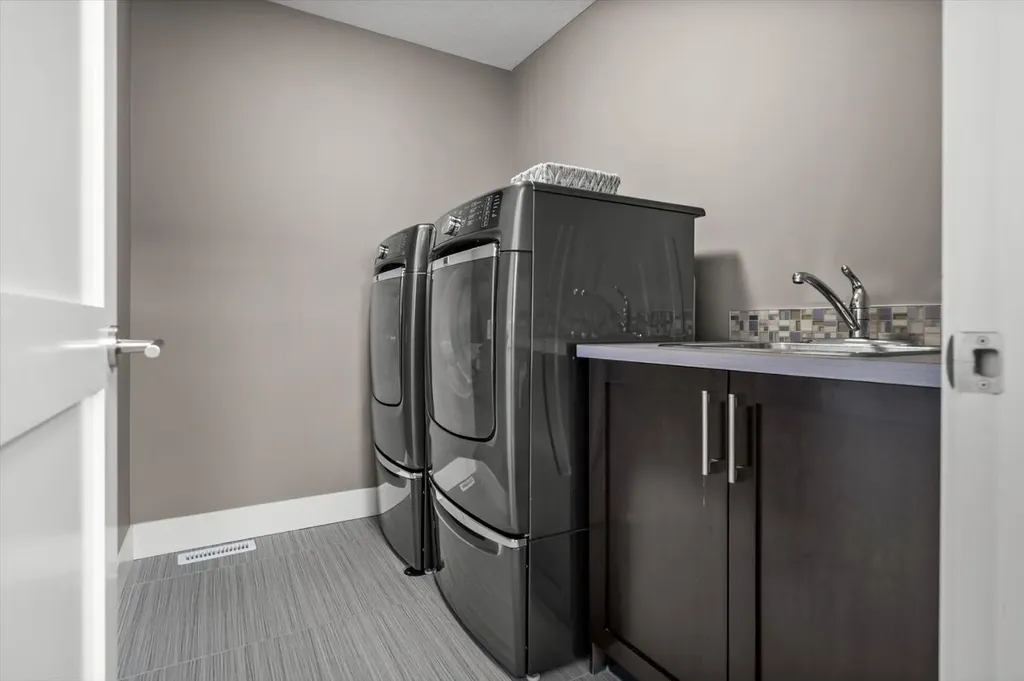 449 28 Avenue NW Calgary AB T2M 2K7