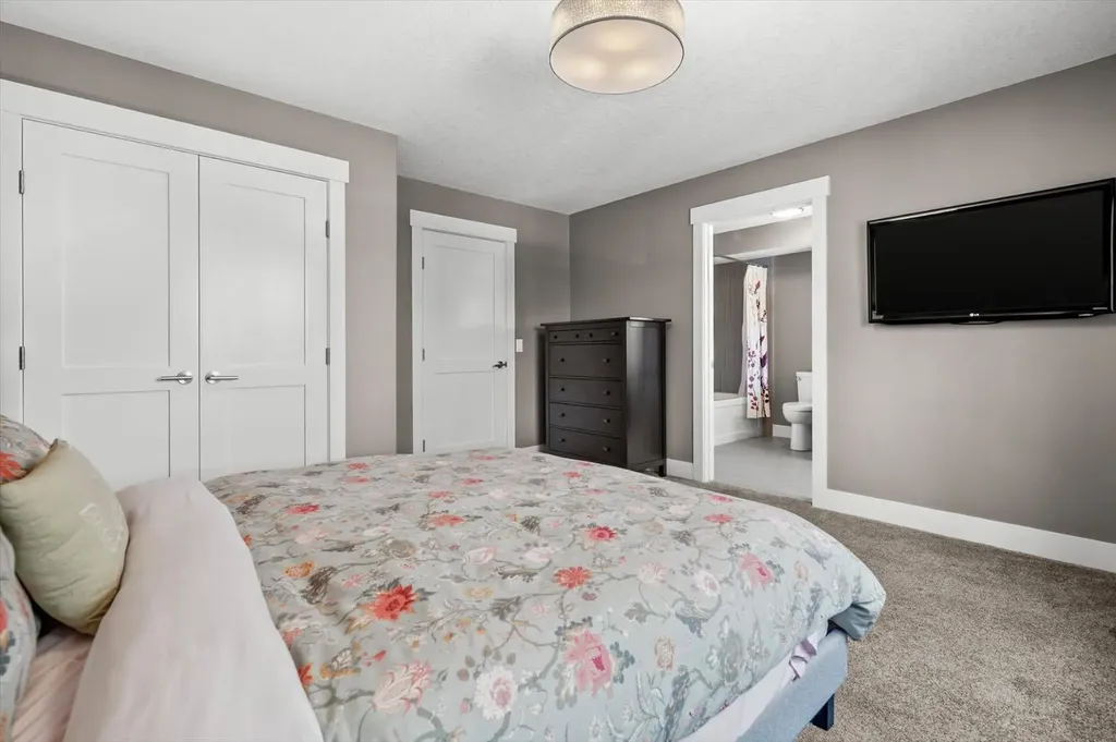 449 28 Avenue NW Calgary AB T2M 2K7