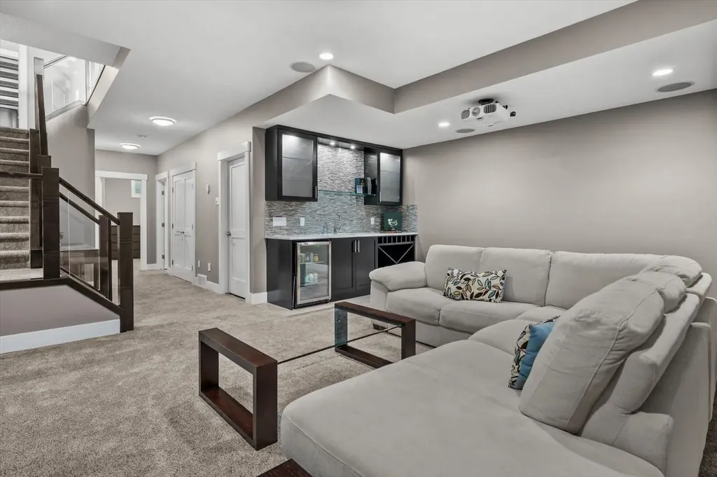 449 28 Avenue NW Calgary AB T2M 2K7