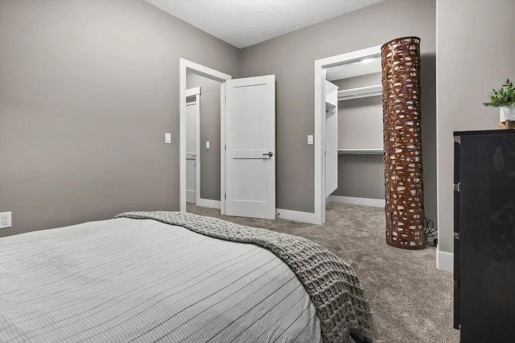 449 28 Avenue NW Calgary AB T2M 2K7