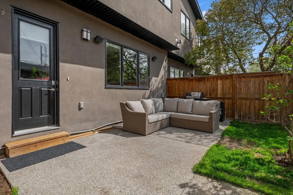 449 28 Avenue NW Calgary AB T2M 2K7