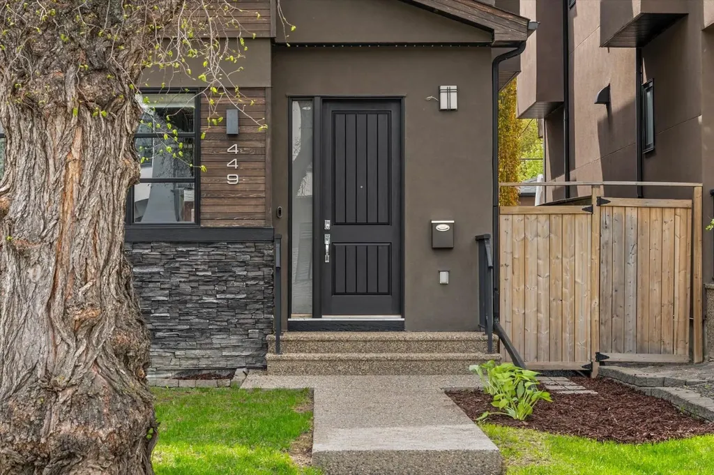 449 28 Avenue NW Calgary AB T2M 2K7