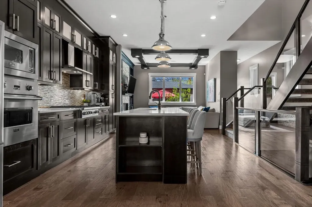 449 28 Avenue NW Calgary AB T2M 2K7
