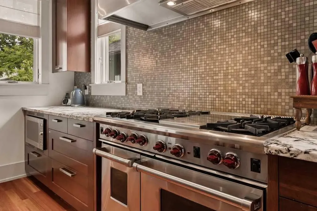 3028 3 Street SW Calgary AB T2S 1V1