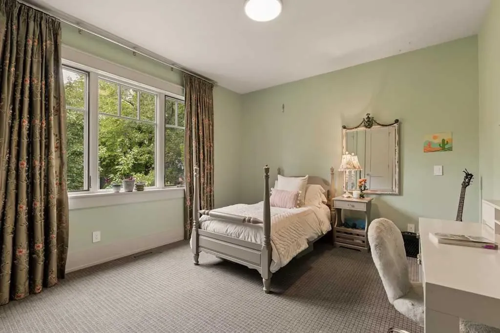 3028 3 Street SW Calgary AB T2S 1V1