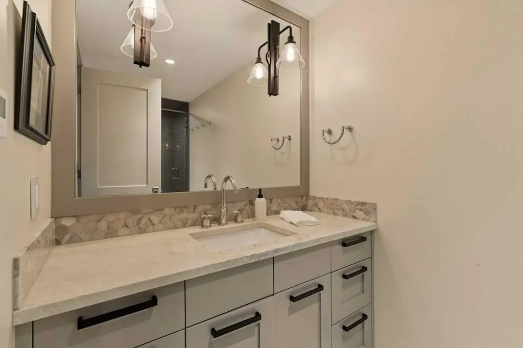 3028 3 Street SW Calgary AB T2S 1V1