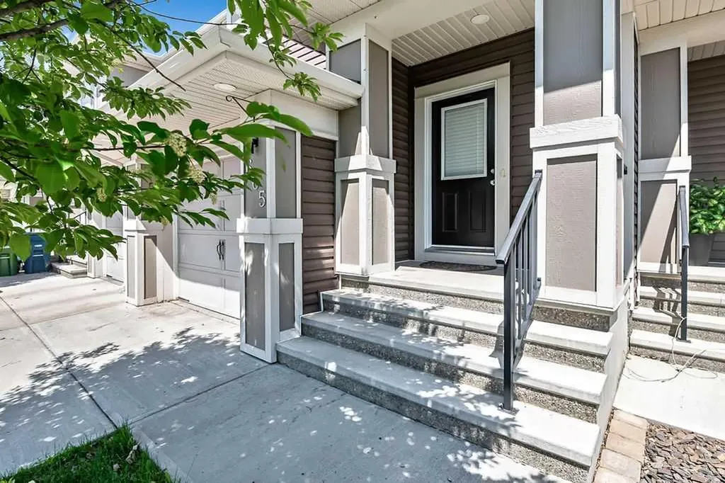 665 Hillcrest Road SW Airdrie AB T4B 4C7