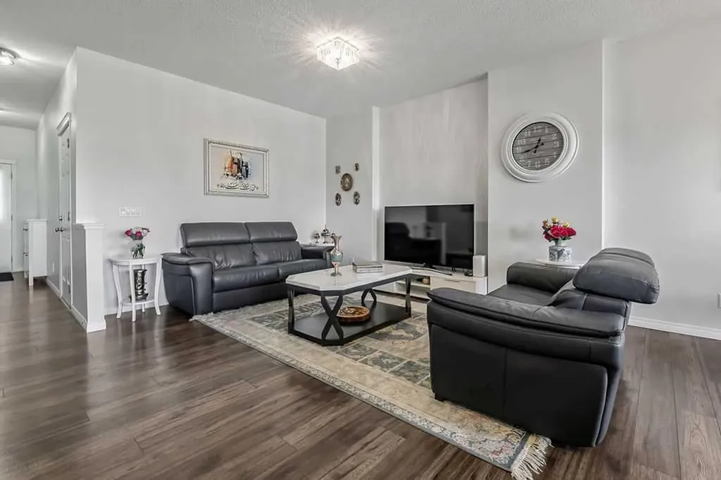 665 Hillcrest Road SW Airdrie AB T4B 4C7