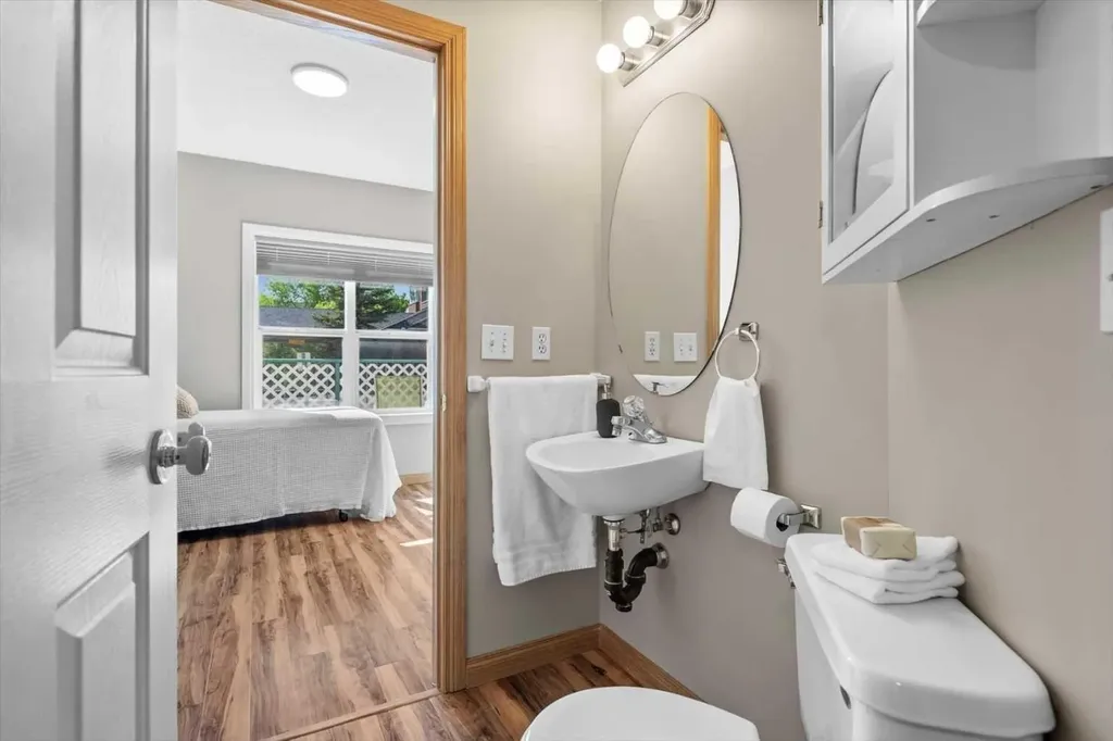 1920 14 Avenue NE Calgary AB T2E 8V4