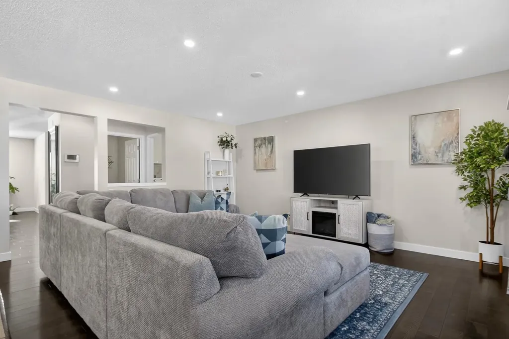 28 Elgin View SE Calgary AB T2Z 4Z6