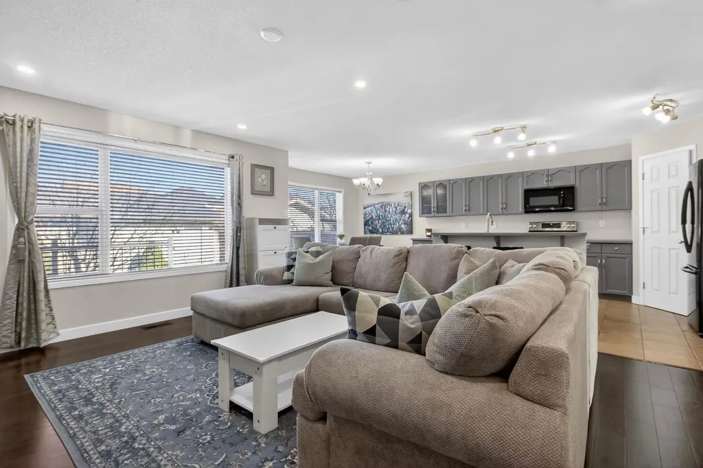 28 Elgin View SE Calgary AB T2Z 4Z6