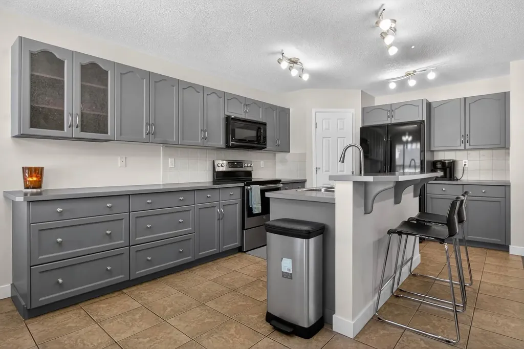 28 Elgin View SE Calgary AB T2Z 4Z6
