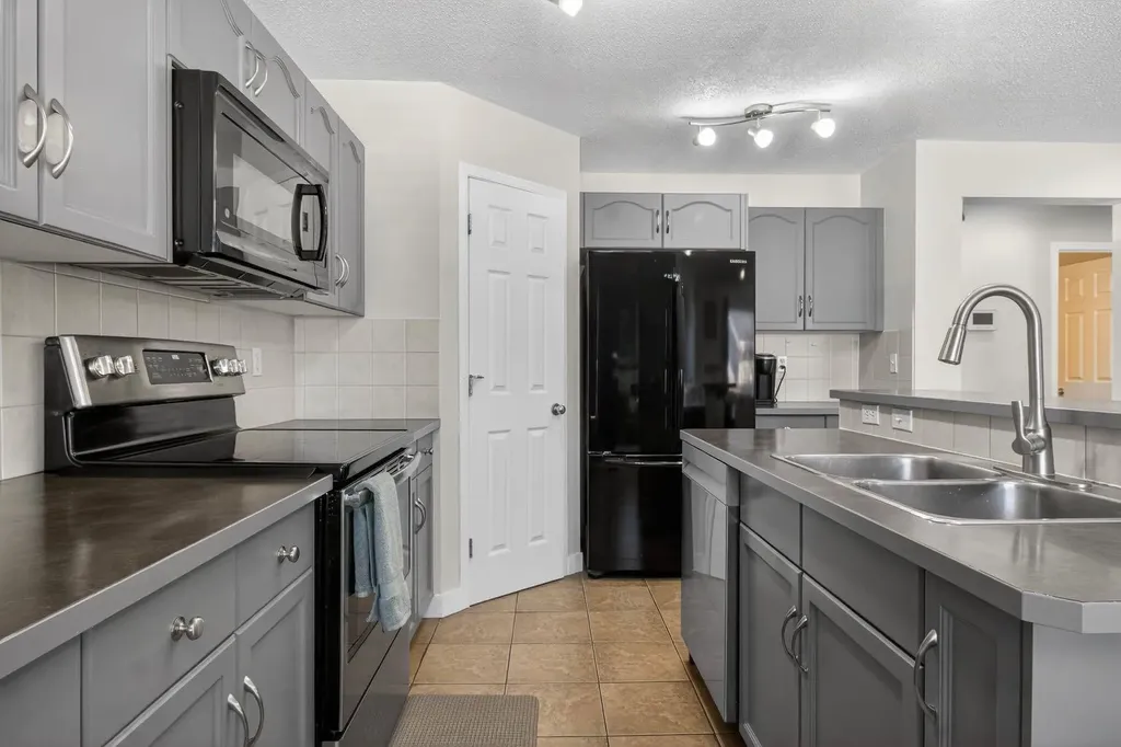 28 Elgin View SE Calgary AB T2Z 4Z6