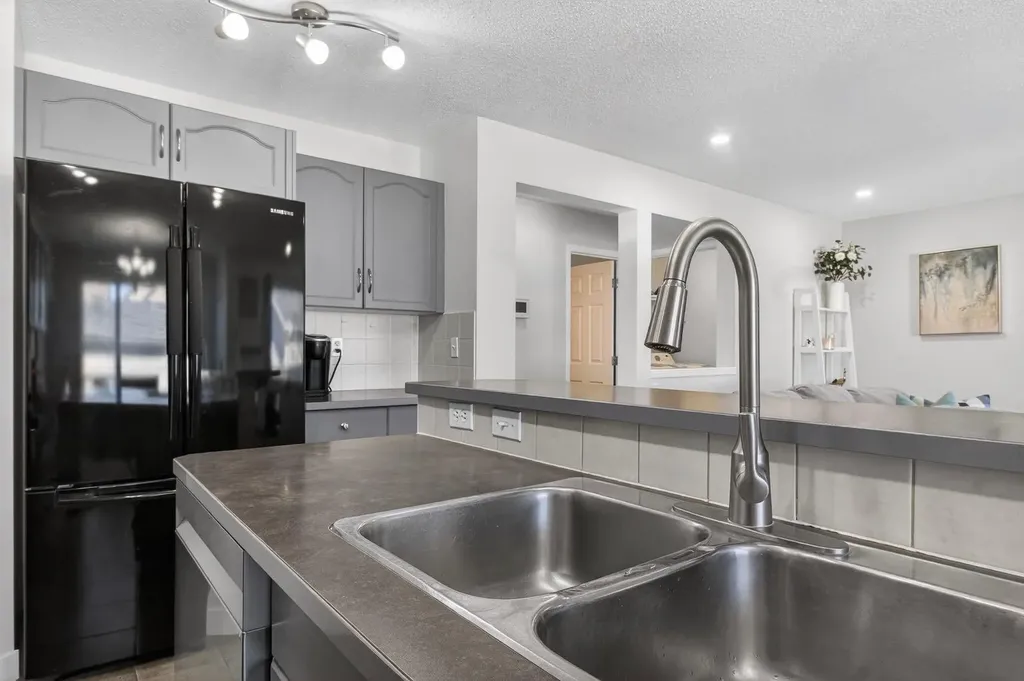 28 Elgin View SE Calgary AB T2Z 4Z6