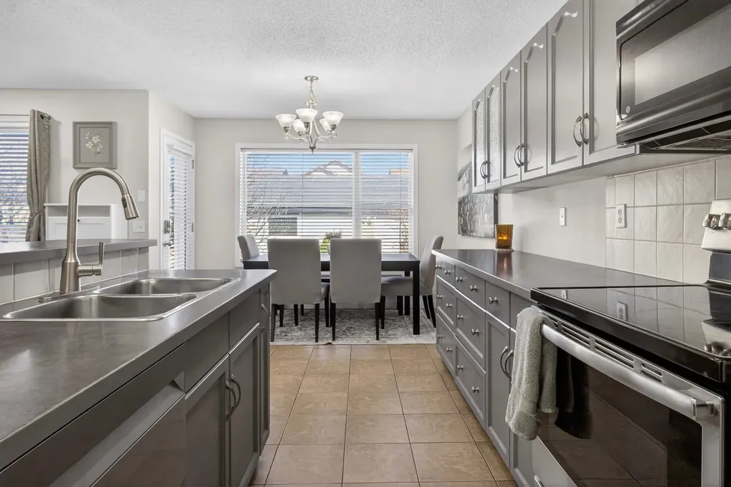 28 Elgin View SE Calgary AB T2Z 4Z6