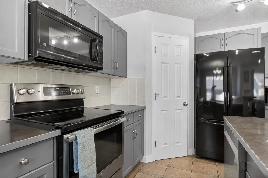 28 Elgin View SE Calgary AB T2Z 4Z6