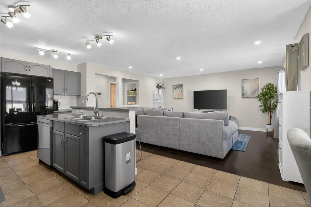 28 Elgin View SE Calgary AB T2Z 4Z6