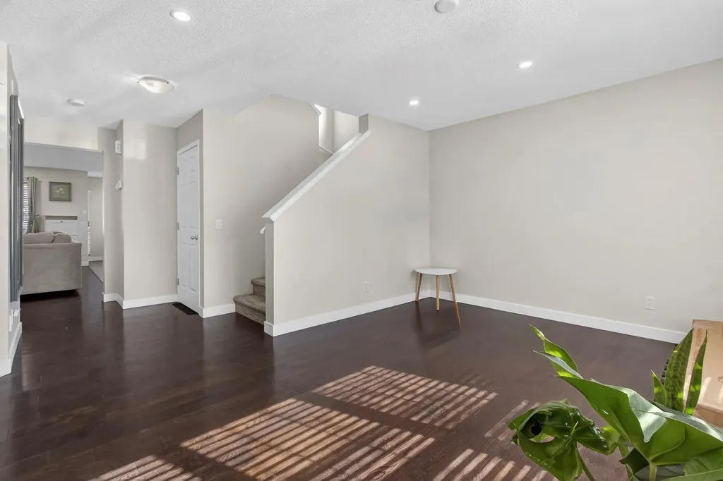 28 Elgin View SE Calgary AB T2Z 4Z6