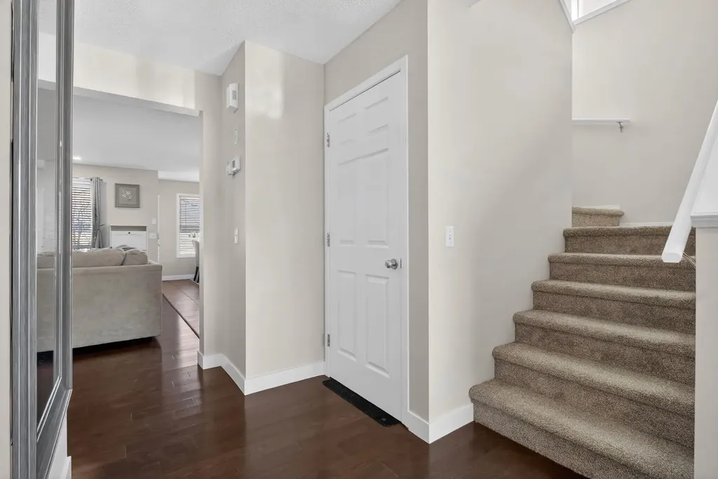28 Elgin View SE Calgary AB T2Z 4Z6