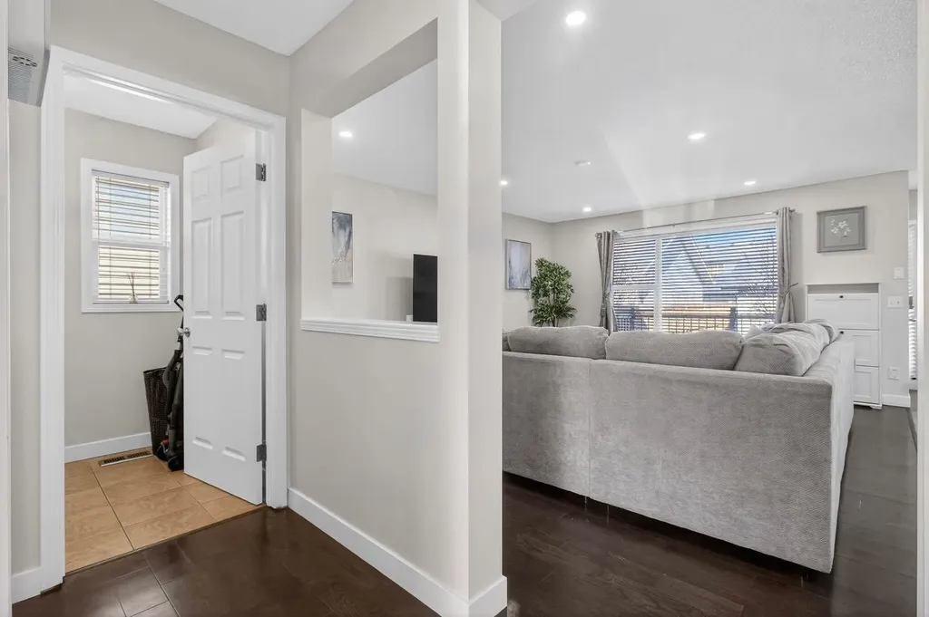 28 Elgin View SE Calgary AB T2Z 4Z6